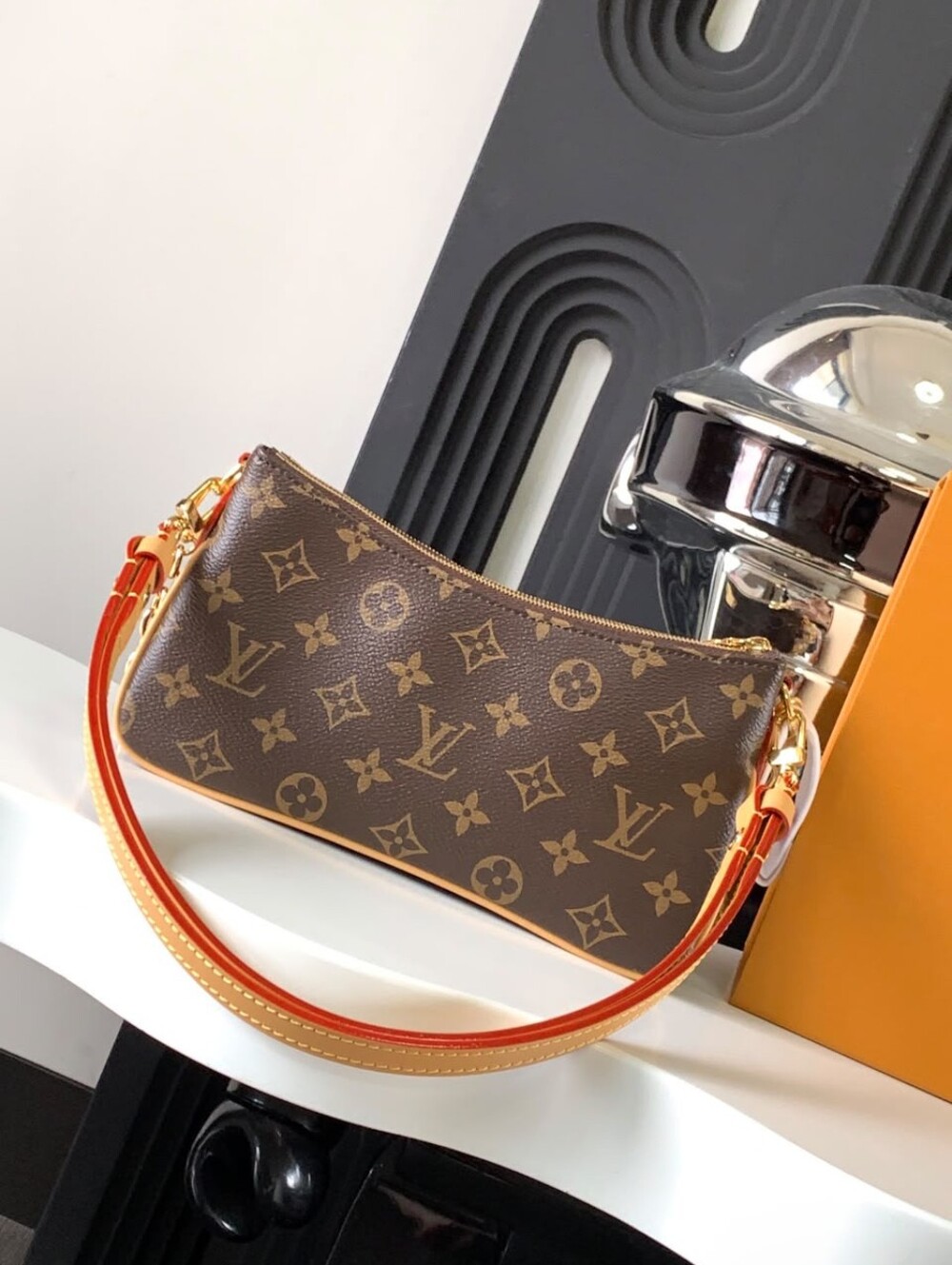Louis Vuitton Brown Monogram Chain and Leather Shoulder Bag - Picture 11 of 12